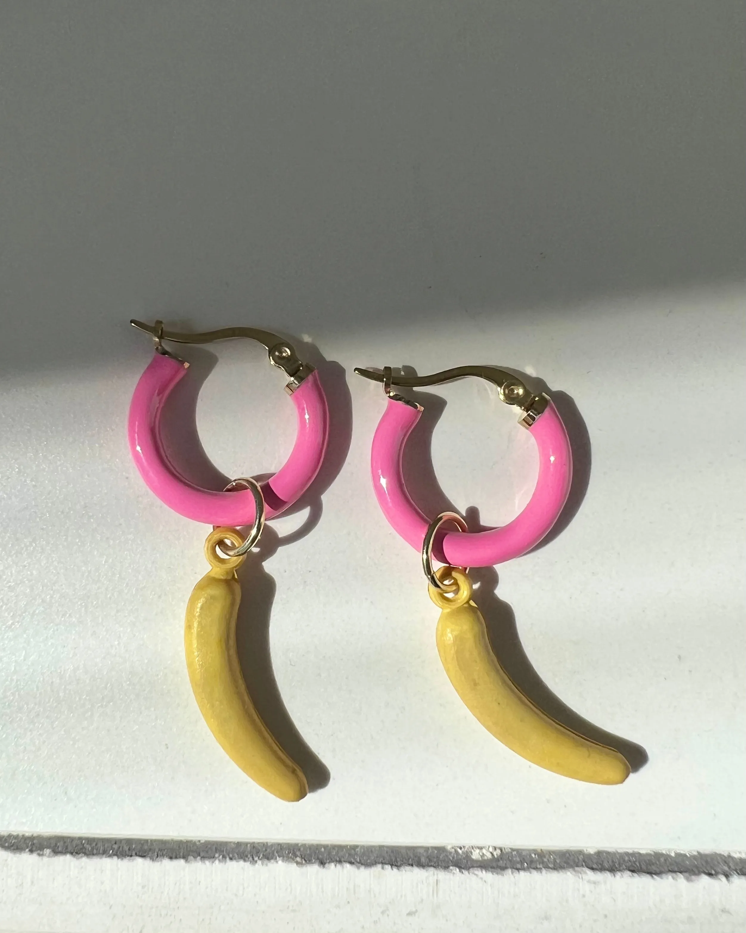 FRUTAL BANANA ENAMEL HOOPS