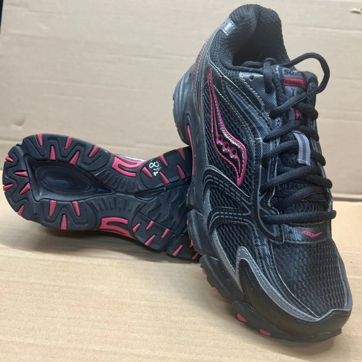 SAUCONY Women's Grid  Cohesion 4 Running Shoe  - Black/Pink